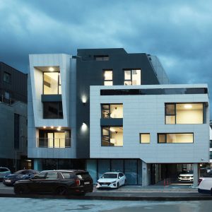 양주 옥정동 다가구주택 Hug House 외관 측면 야경 - 숨21건축사사무소 설계