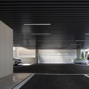 신사역 인근 논현동 P-Building 필로티 외관 — 숨21건축사사무소