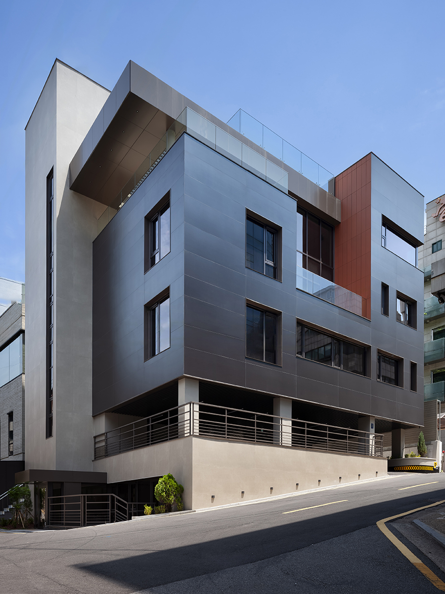 P-Building 논현동 근린생활시설 외관 전경 — 강남구 논현동 신사역 숨21건축사사무소 설계